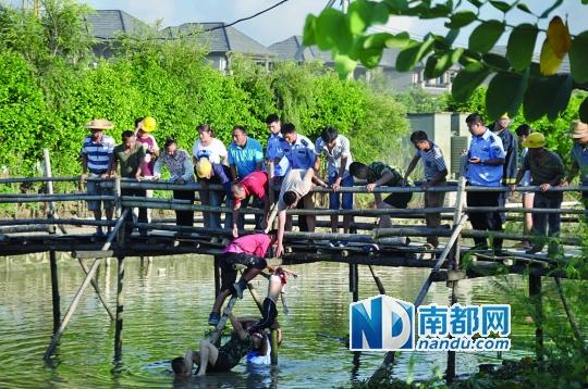 救援人員合力打撈起落水女孩，后經(jīng)醫(yī)護(hù)人員確認(rèn)已經(jīng)死亡。受訪者供圖