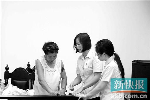 白春榮簽領(lǐng)國(guó)家賠償款。通訊員供圖