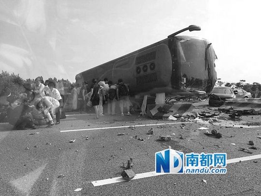 現(xiàn)場大客車側(cè)翻，玻璃碎落一地，車身卡在路邊水泥護(hù)欄上。 目擊者供圖