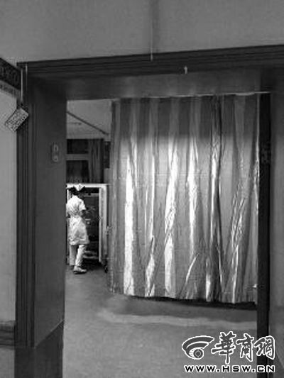 昨晚9時(shí)許，急診室簾后，6歲的小女孩靜靜地躺著 記者 卿榮波 攝