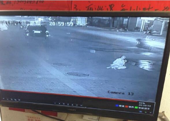 監(jiān)控視頻顯示女孩被打中后癱坐在地上 監(jiān)控視頻顯示女孩被打中后癱坐在地上