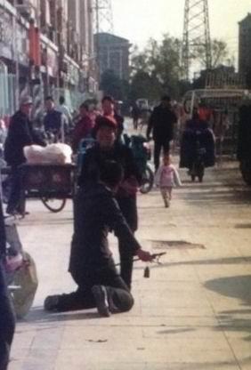 南京城管為勸離占道經(jīng)營(yíng)老人 與老太互跪(圖)