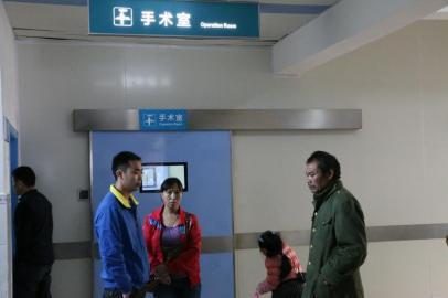 宇宇的父母和爺爺一直守候在手術(shù)室外。