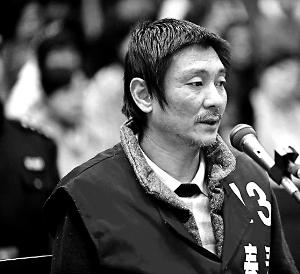 庭審時(shí)，鄭東稱自己想隨女兒一起去，請(qǐng)求法院判他死刑立即執(zhí)行