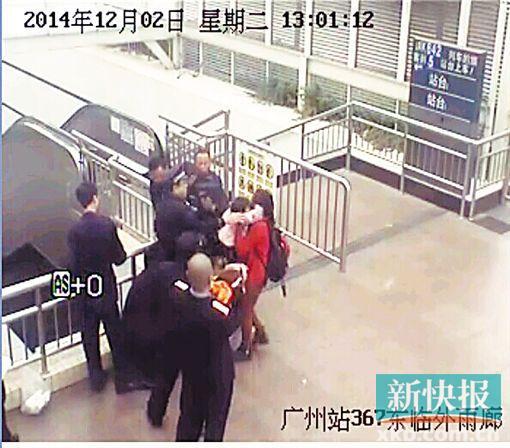 民警果斷將孩子救下,并控制跳樓男子。 通訊員圖(視頻截圖)