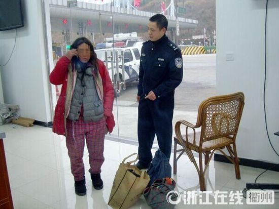 1月30日，衢州高速交警發(fā)現(xiàn)了徒步走在高速楓嶺關卡口的汪女士