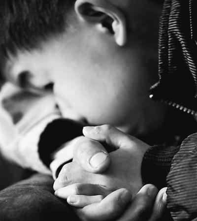 10歲小兒子緊緊握著哥哥的手。資料圖片