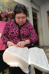 背單詞，是很多學生學習英語時最頭疼的事兒，而西安51歲大學英語老師李艷芝在兩年內(nèi)背完《英漢大詞典》22萬個英語詞匯，學生稱贊其為一本活的《英漢大詞典》；兒子自小患有自閉癥，生活不能自理，20年前又與丈夫離婚，面對生活的不幸，她秉承“你必須一直向前”的信念。