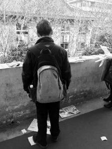 “娃在湖南上大學(xué)，馬上就要畢業(yè)了，所以我經(jīng)常在網(wǎng)上瀏覽咸陽(yáng)、西安的招聘信息，想讓他畢業(yè)后留在我和他媽身邊……”3月14日，秦都區(qū)人才交流中心在區(qū)政府二樓舉辦招聘會(huì)，一名50多歲的“求職者”吸引了不少人的目光。據(jù)悉，此次招聘會(huì)共有市內(nèi)外112家企業(yè)參加，提供就業(yè)崗位3200個(gè)。