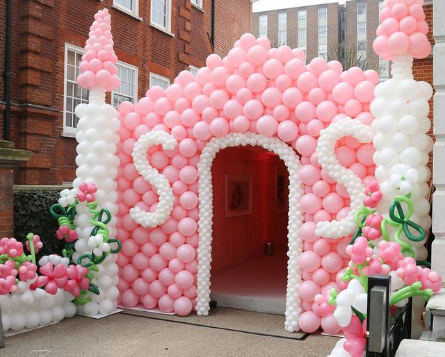 生日宴會入口處用氣球搭建成一個城堡模樣。