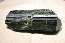 近日，商南縣奇石愛好者潘某在青山鎮(zhèn)鐵礦開采區(qū)發(fā)現(xiàn)一塊疑似綠簾石，有待相關(guān)專家和權(quán)威機構(gòu)認定。