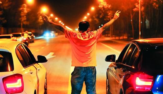 2013年8月25日凌晨，北京，在東壩大街路口進(jìn)行的一場飆車。
