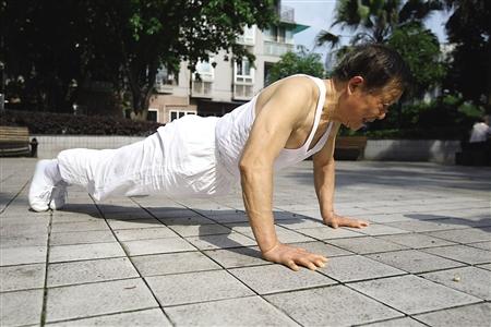 盧傳才在做俯臥撐 盧傳才在做俯臥撐