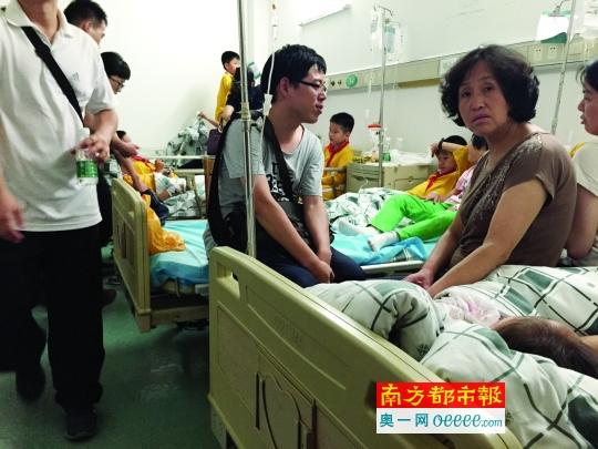  昨晚，家長們陪著誤食鼠藥的孩子們在醫(yī)院就診。