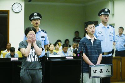 聽到判決，賈某（左）哭了起來。一直到被帶離法庭，夫妻倆沒說一句話