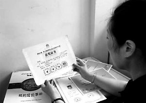 思念小寶的時(shí)候，李女士就一遍遍整理孩子留在家里的物品。