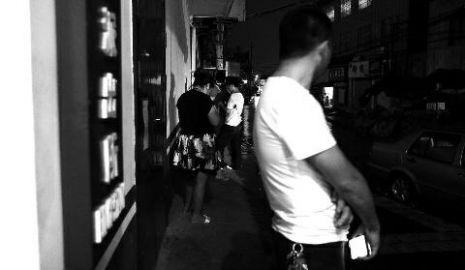 通過聊天軟件陌陌，男子小黃認(rèn)識(shí)了女孩小李，兩三天后，兩人就住到了一起。但好景不長，兩人在一起僅過了十幾天，戀愛關(guān)系即破裂，小黃稱曾給小李花了一萬余元。日前，小黃以詐騙為由將小李帶到派出所。