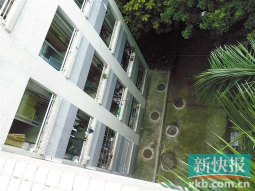 據(jù)目擊者稱,當時墜樓者躺在右排中、下兩個井蓋中間附近。