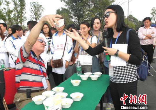 圖為外國友人品嘗揚州炒飯?！〈藜衙鳌z