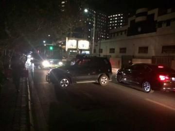 10月22日被推到路面的車(chē)攔住了公交車(chē)。（圖據(jù)網(wǎng)絡(luò)）