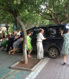 今年夏天壩壩舞成員將一輛小車(chē)推向公路。（圖據(jù)網(wǎng)絡(luò)）