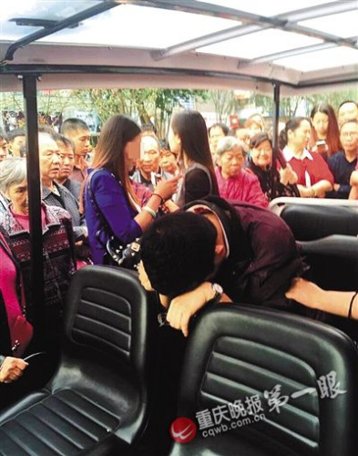 偷拍男子（前）照片來源于網(wǎng)絡(luò)，請作者與重慶晚報聯(lián)系