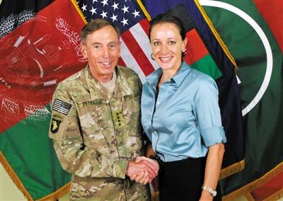 北約公布的一張彼得雷烏斯和布羅德韋爾握手的照片。