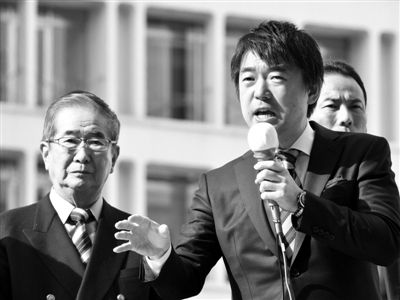 29日，日本著名極右翼分子石原慎太郎（左）和新生代右翼政客橋下徹在東京街頭演講拉票。