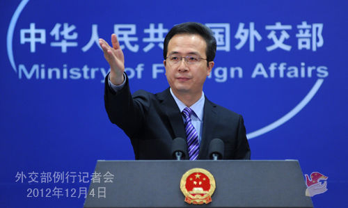 外交部發(fā)言人洪磊主持例行記者會。