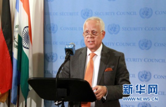 12月12日，在美國(guó)紐約聯(lián)合國(guó)總部，安理會(huì)本月輪值主席、摩洛哥常駐聯(lián)合國(guó)代表盧利什基向媒體宣讀聲明。聯(lián)合國(guó)安理會(huì)12日發(fā)表媒體聲明，對(duì)朝鮮發(fā)射衛(wèi)星的行為表示譴責(zé)。 新華社記者林瓊攝