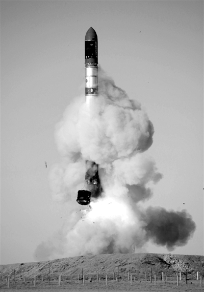 　2007年6月15日，俄羅斯在哈薩克斯坦的軍事場(chǎng)地試射一枚“RS-20”導(dǎo)彈。尚未有媒體公布新型固