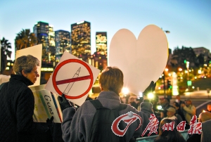 　14日，在美國首都華盛頓白宮外，民眾舉行燭光集會，悼念當日康涅狄格州桑迪胡克小學槍擊案遇難者，呼吁
