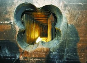 隧道頂端及四周用板材固定。 人民網(wǎng)照片