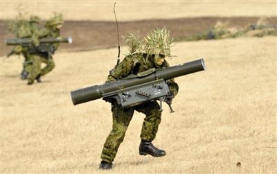 “作戰(zhàn)” 1月13日，日本自衛(wèi)隊(duì)一隊(duì)員在新年軍演中手持武器，發(fā)動(dòng)進(jìn)攻。媒體尚未公布1月22日的美日聯(lián)合軍演圖片。