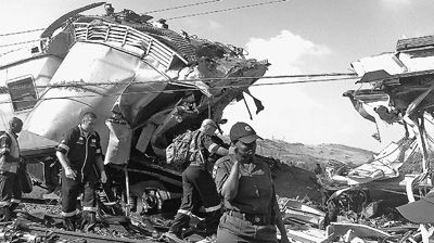 圖為救援人員在火車相撞事故現(xiàn)場(chǎng)忙碌。新華社發(fā)