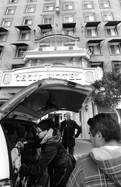 20日，美國洛杉磯，塞西爾酒店房客薩拜娜乘出租車離開酒店。由于擔心水質受到污染，目前已有27戶房客離開塞西爾酒店。