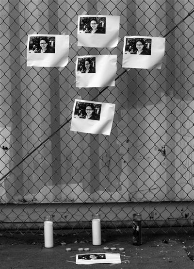 21日，美國洛杉磯，華裔女孩藍可兒遇害案件曝光后，一些人在塞西爾酒店附近擺放藍可兒的照片和蠟燭，紀念藍可兒。