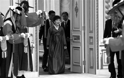 2月25日，韓國首爾，韓國首位女總統(tǒng)樸槿惠身著傳統(tǒng)韓服出席晚宴。