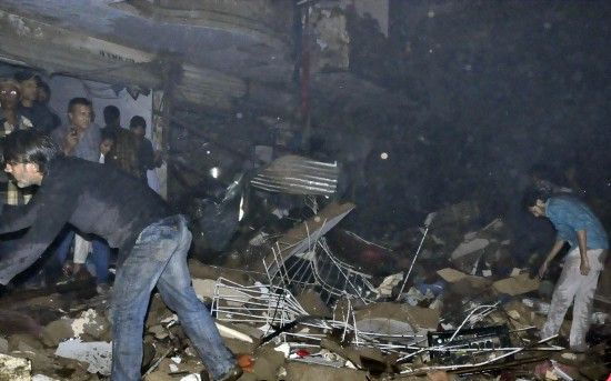 3月3日，在巴基斯坦南部城市卡拉奇，救援人員在爆炸現(xiàn)場(chǎng)工作。