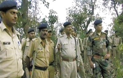 電視畫面顯示，大量警察在案發(fā)地搜查疑犯。