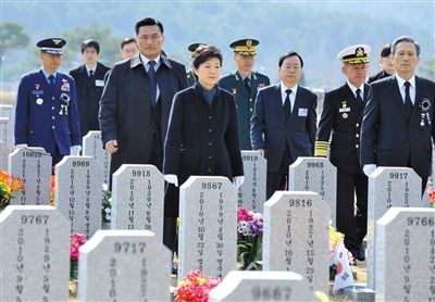 26日，韓國(guó)總統(tǒng)樸槿惠參加“天安”艦事件3周年紀(jì)念活動(dòng)，悼念在事件中身亡的韓國(guó)士兵。