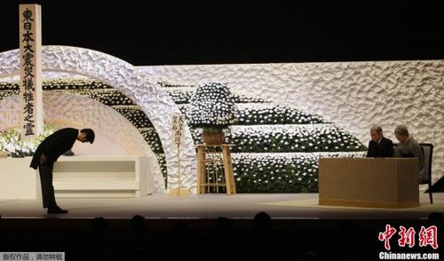 “3·11”東日本大地震兩周年紀(jì)念追悼儀式在東京舉行，日本明仁天皇與皇后、首相安倍晉三出席