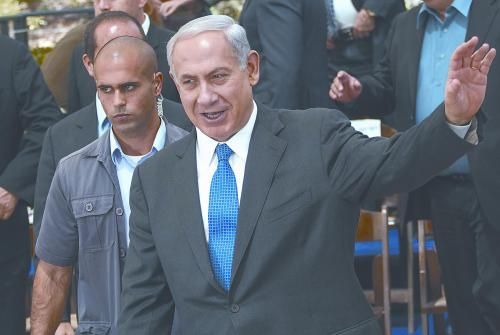 經(jīng)以總理內(nèi)塔尼亞胡主持的內(nèi)閣秘密會(huì)議決定，以空軍接連對(duì)敘利亞多處目標(biāo)實(shí)施空襲。圖為內(nèi)塔尼亞胡5日出席內(nèi)閣會(huì)議。