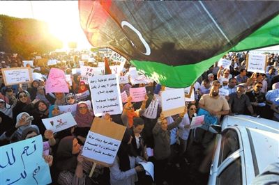 10日，利比亞首都的黎波里，當(dāng)?shù)厥忻裨诶葋喭饨徊客馐就?，抗議“政治隔離法”。圖/東方IC