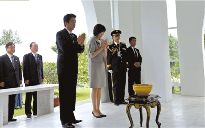 25日，緬甸仰光，安倍偕妻子參拜“二戰(zhàn)陣亡日軍墓”。圖/CFP