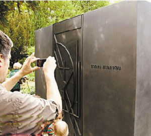 捷克旅行社推“腐敗游”，火了！