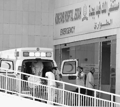 圖為一輛救護車抵達沙特吉達法赫德國王醫(yī)院。