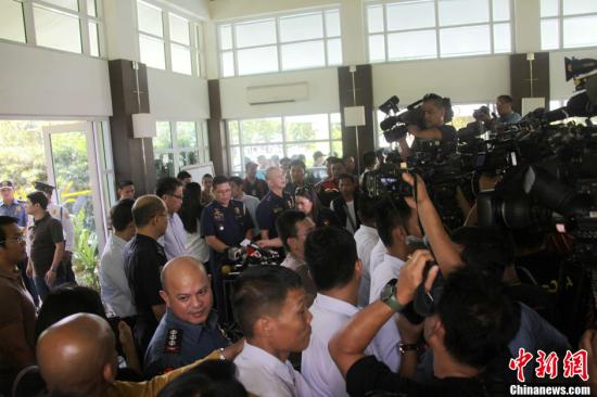 　　6月1日，菲律賓內(nèi)政部長羅哈斯在菲國家警察部隊司令普里斯馬等人陪同下召開記者會，介紹環(huán)球城公寓樓