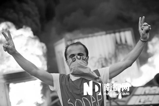 5月31日，土耳其示威者在伊斯坦布爾市中心的塔克西姆廣場(chǎng)抗議政府拆除加濟(jì)公園的計(jì)劃。