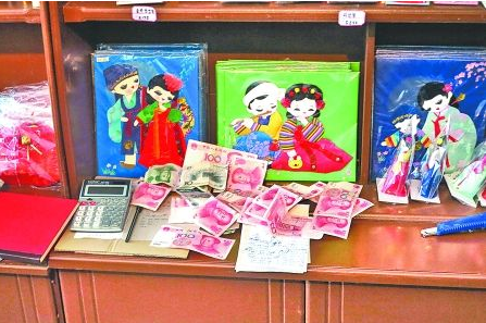 　　2012年6月21日，在朝鮮羅先特別市的一家商店里，柜臺(tái)上散落著一些人民幣。在朝鮮，人民幣比本國
